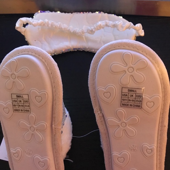 YAY SOLD! YAY SOLD! YAY SOLD! Little Girls Slippers and Eye Mask Set - Picture 4 of 4